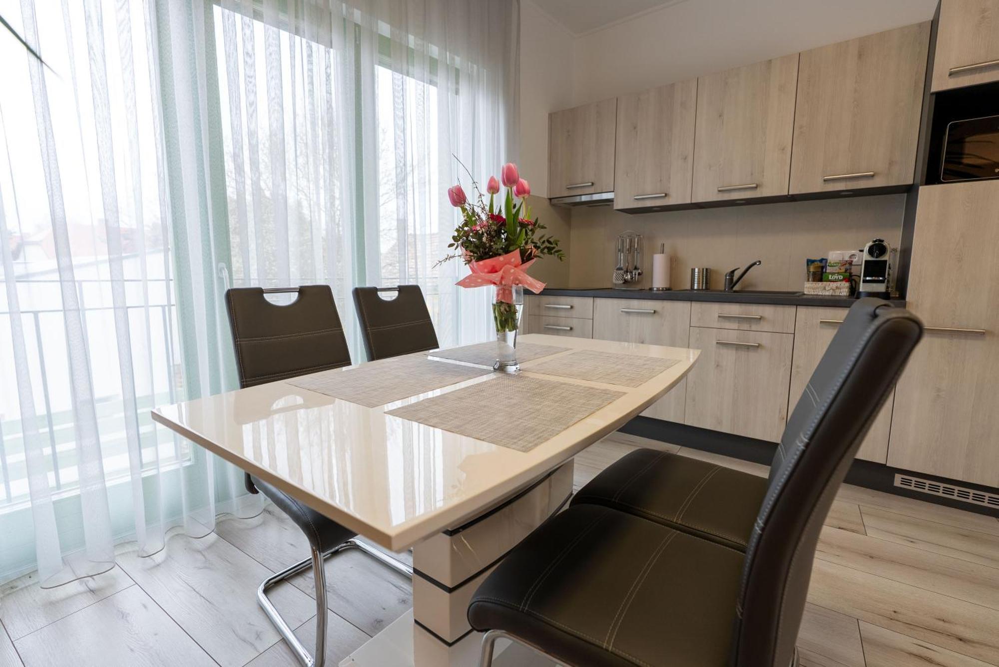 Jokai Apartman Dunafoldvar Екстер'єр фото
