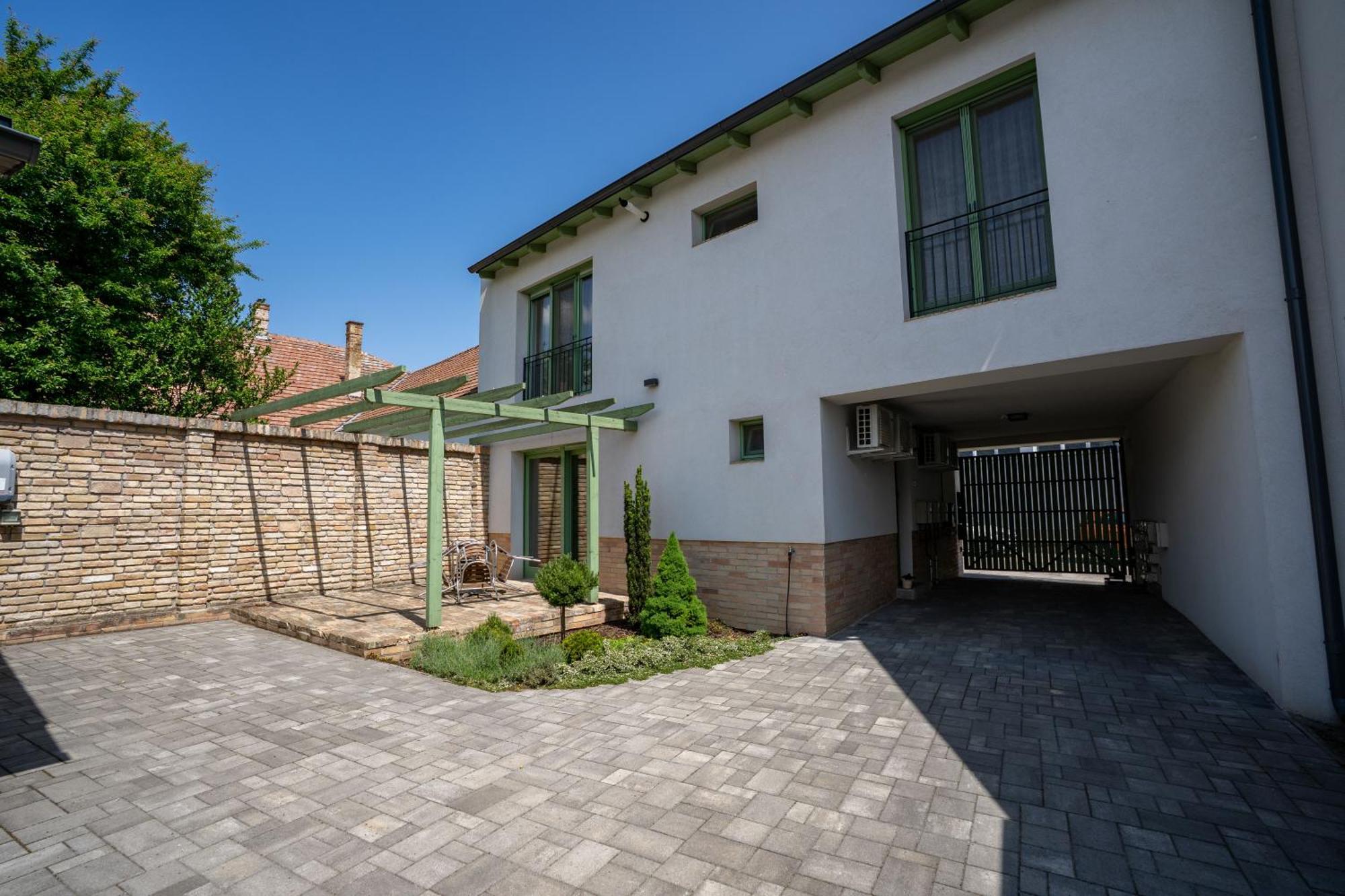Jokai Apartman Dunafoldvar Екстер'єр фото